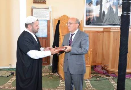 Mübariz Qurbanlıya `Qurani Kərim` hədiyyə edildi - FOTO Mübariz Qurbanlıya `Qurani Kərim` hədiyyə edildi - FOTO